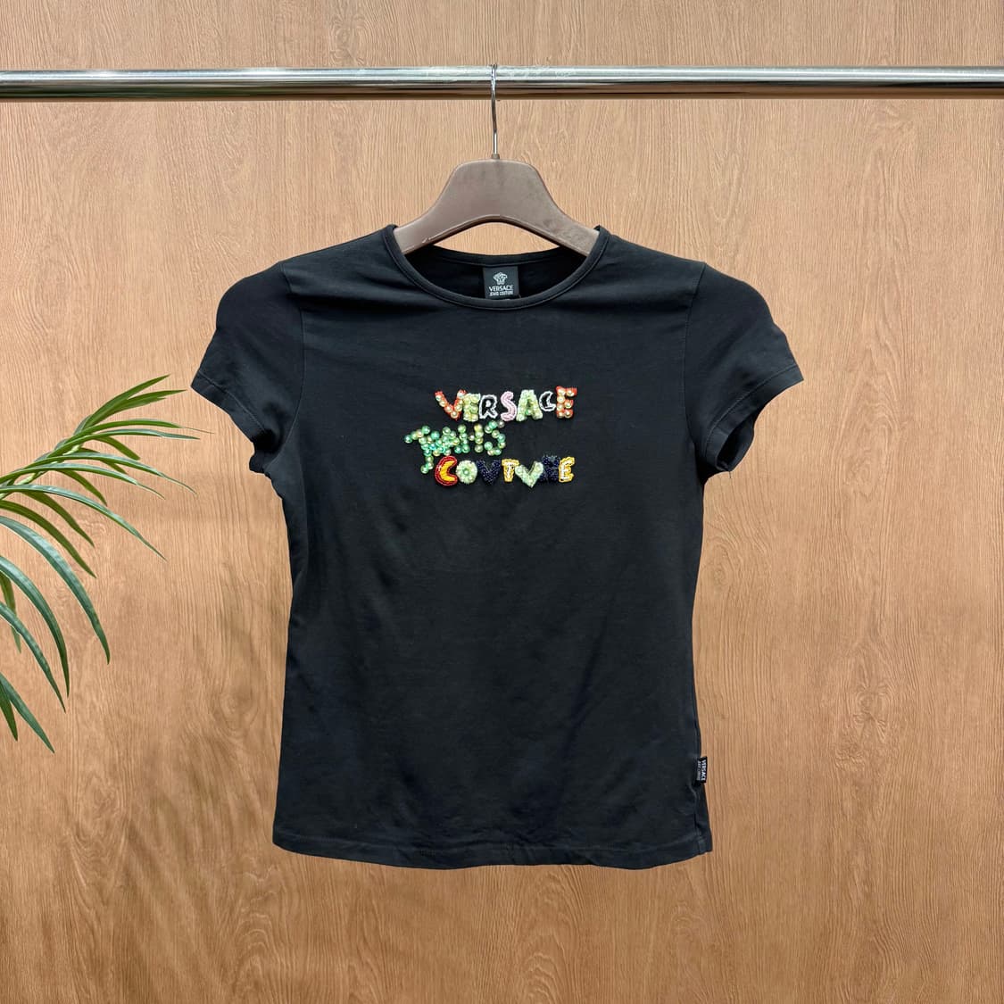 베르사체 진스 반팔 티셔츠 꾸뛰르 비즈 자수 로고 디테일 슬림핏 블랙 상품이미지1