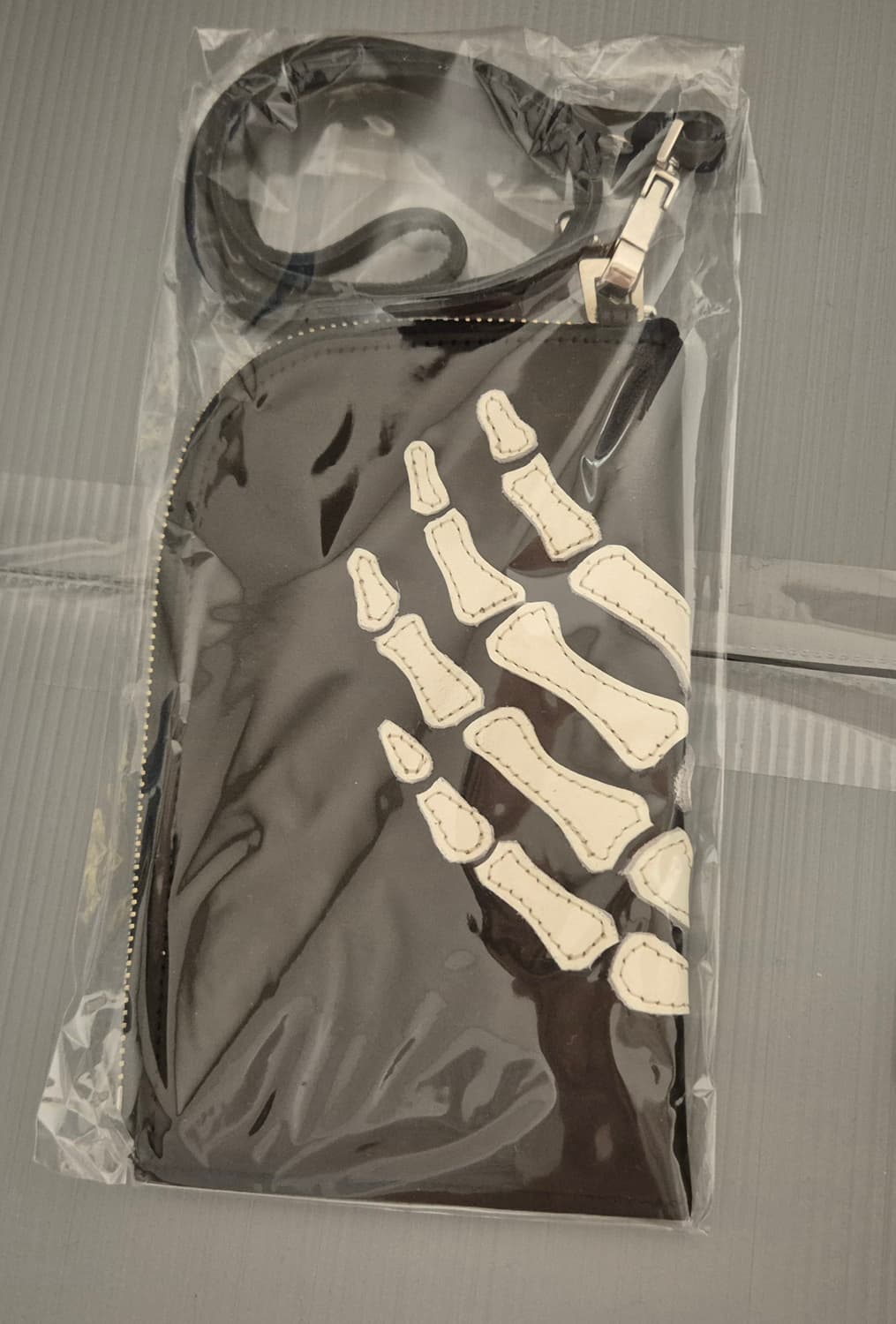 캐피탈 떰즈 업 본 핸드 집 넥 백 블랙  상품이미지1