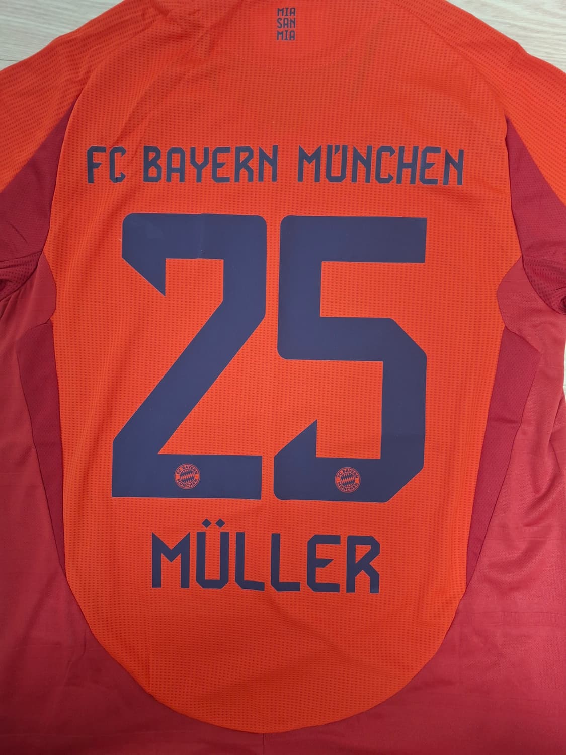 24-25 바이에른 뮌헨 홈 어센틱 뮐러 상품이미지2