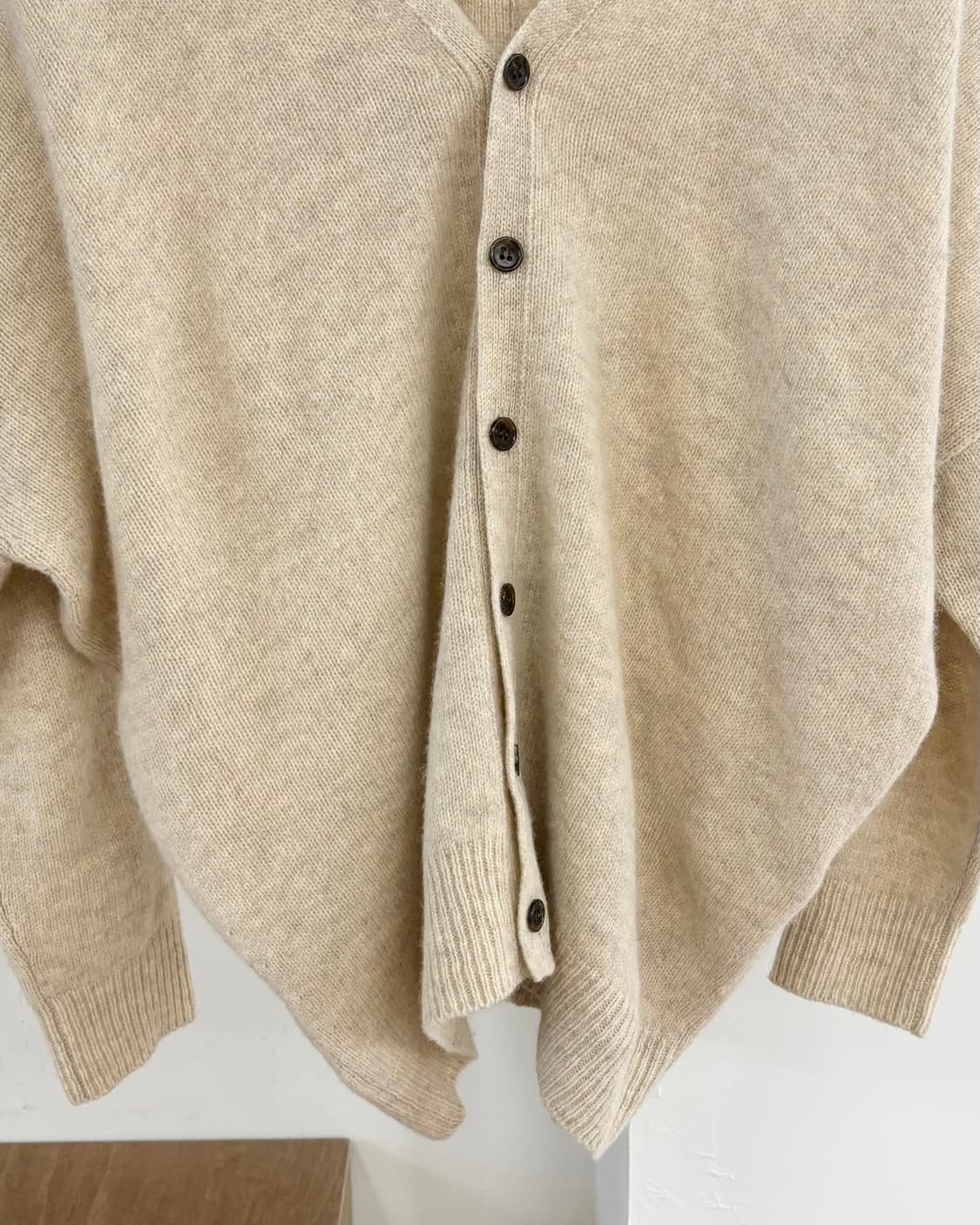 주카 아이보리 케시미어 혼방 브이넥 가디건 상품이미지5