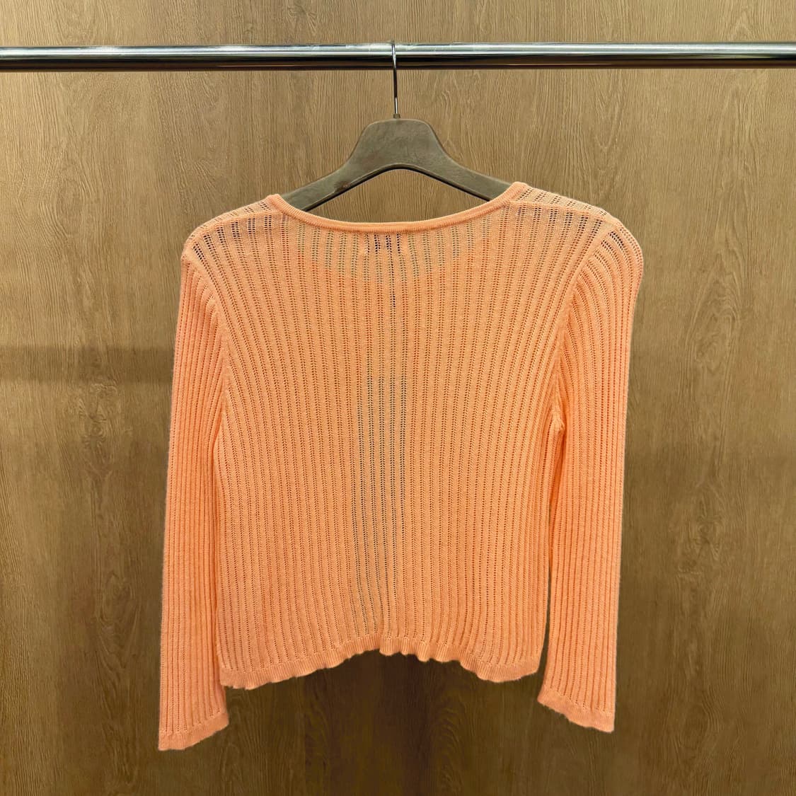 꾸레쥬 브이넥 니트 가디건 세로 골지 오픈형 디테일 레귤러핏 오렌지 상품이미지3