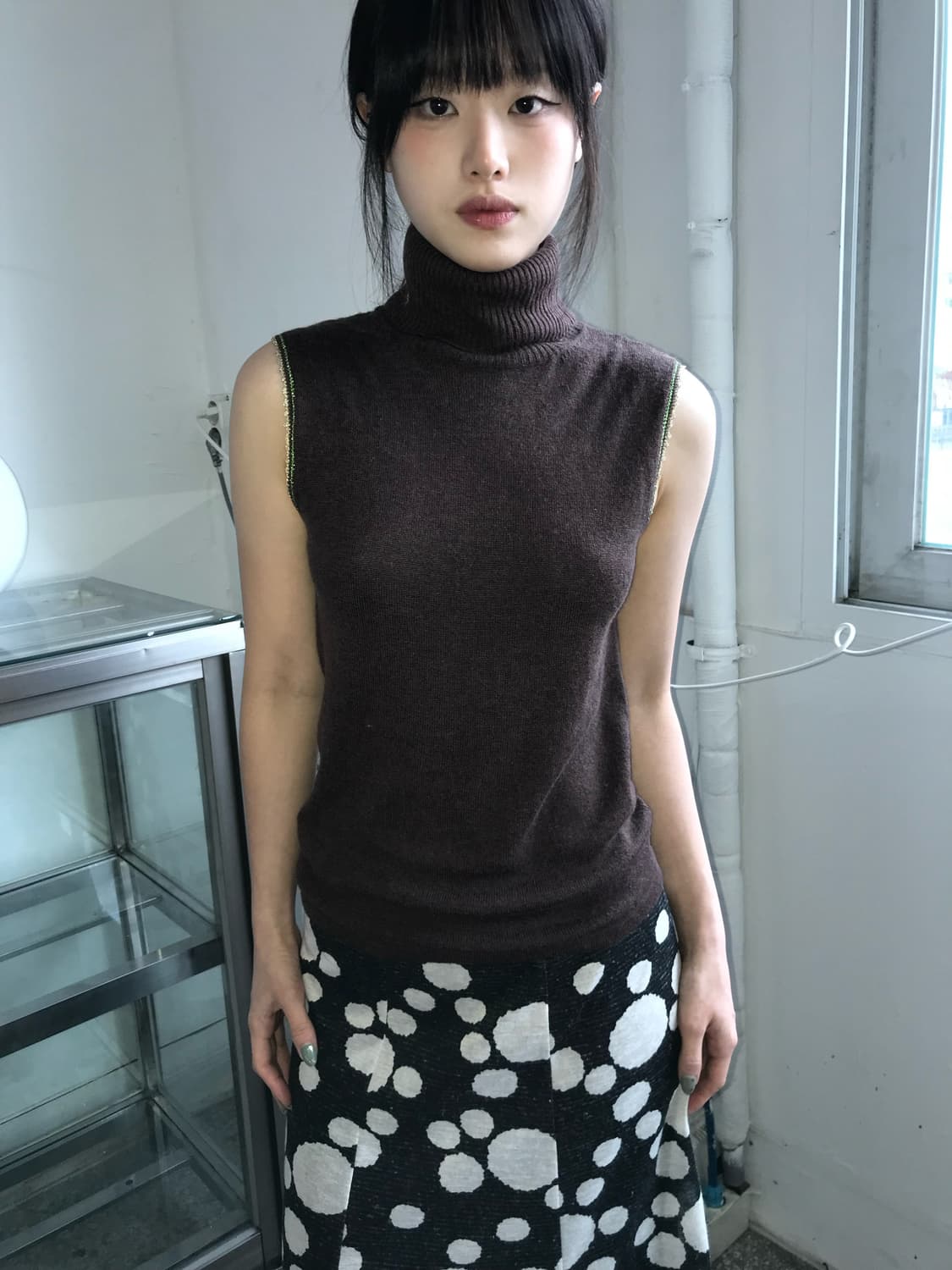 브라운 글리터 터틀넥 슬리브리스 탑 상품이미지3