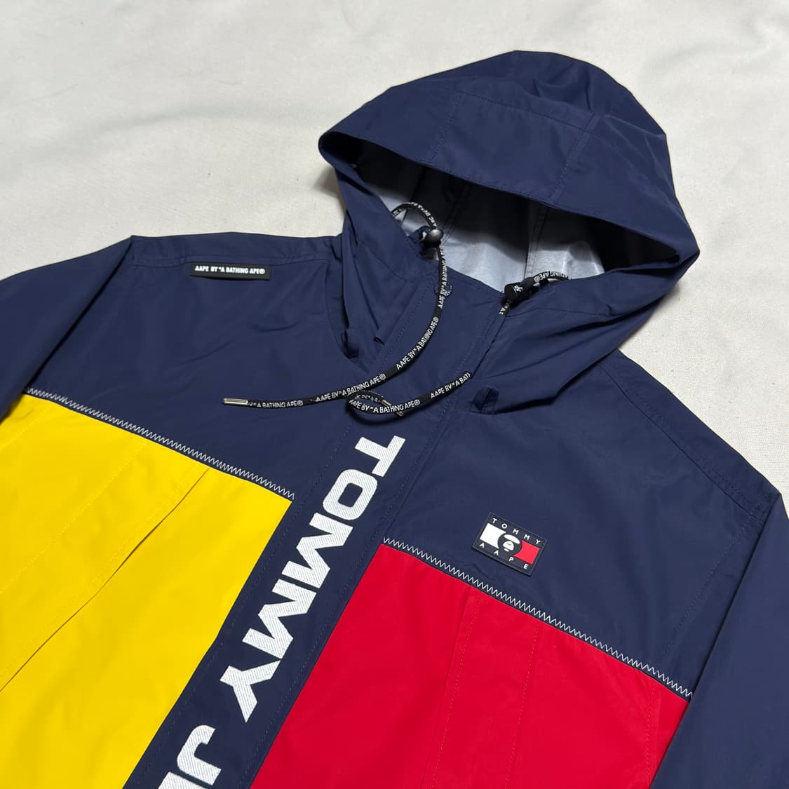 M 베이프 X 타미 진스 콜라보 배색 바람막이 상품이미지1