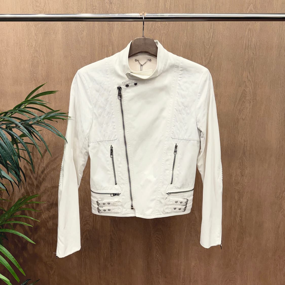 루이비통 하이넥 바이커 자켓 사선 지퍼 멀티 포켓 디테일 슬림핏 아이보리 상품이미지1