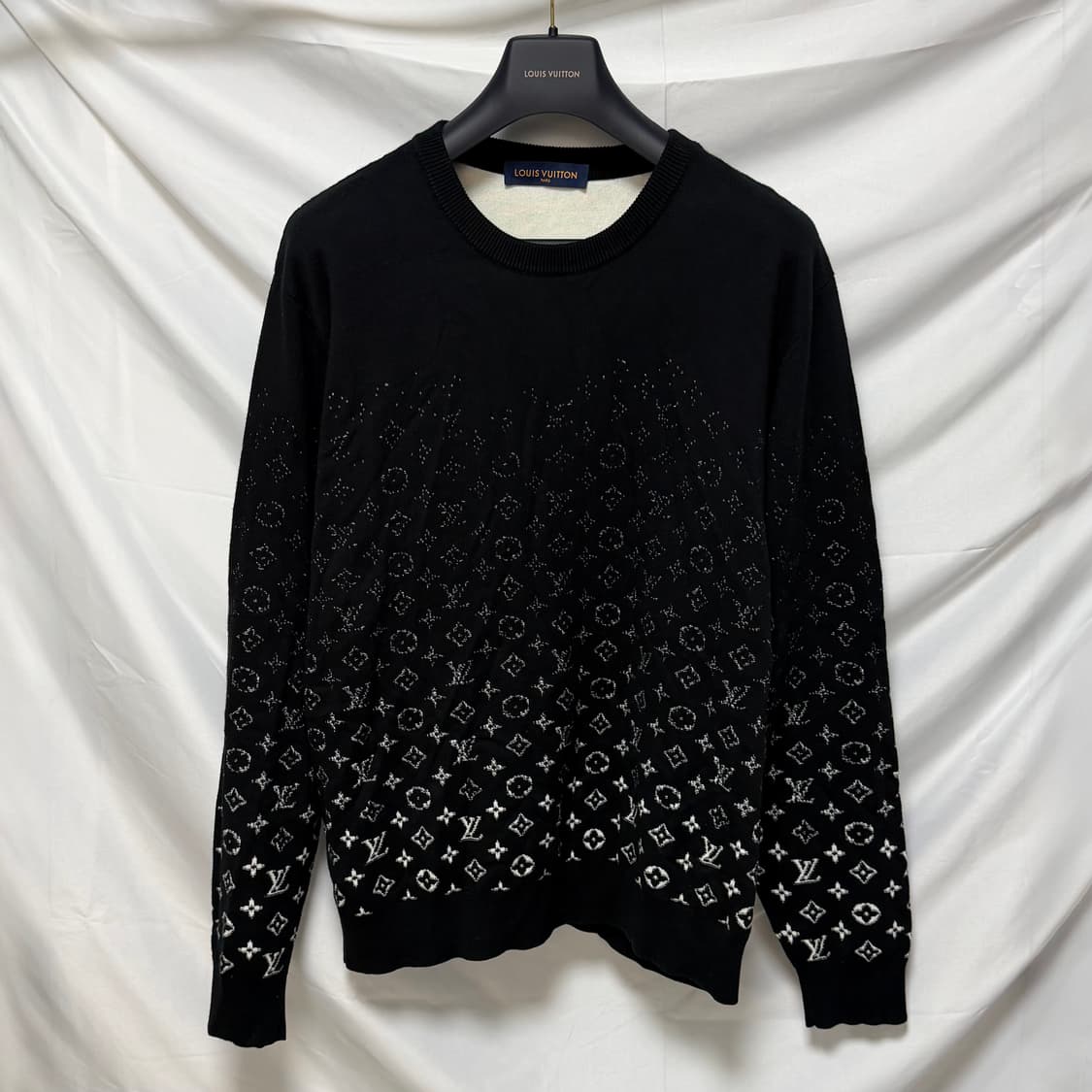 [S+급/2XL] 루이비통 모노그램 그라데이션 니트 블랙 상품이미지1