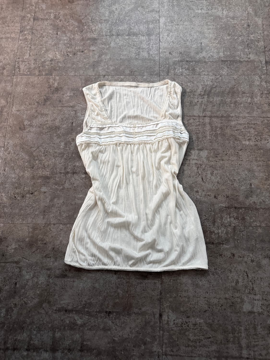 가공 주름 버튼 래이스 넥 슬리브리스 상품이미지2