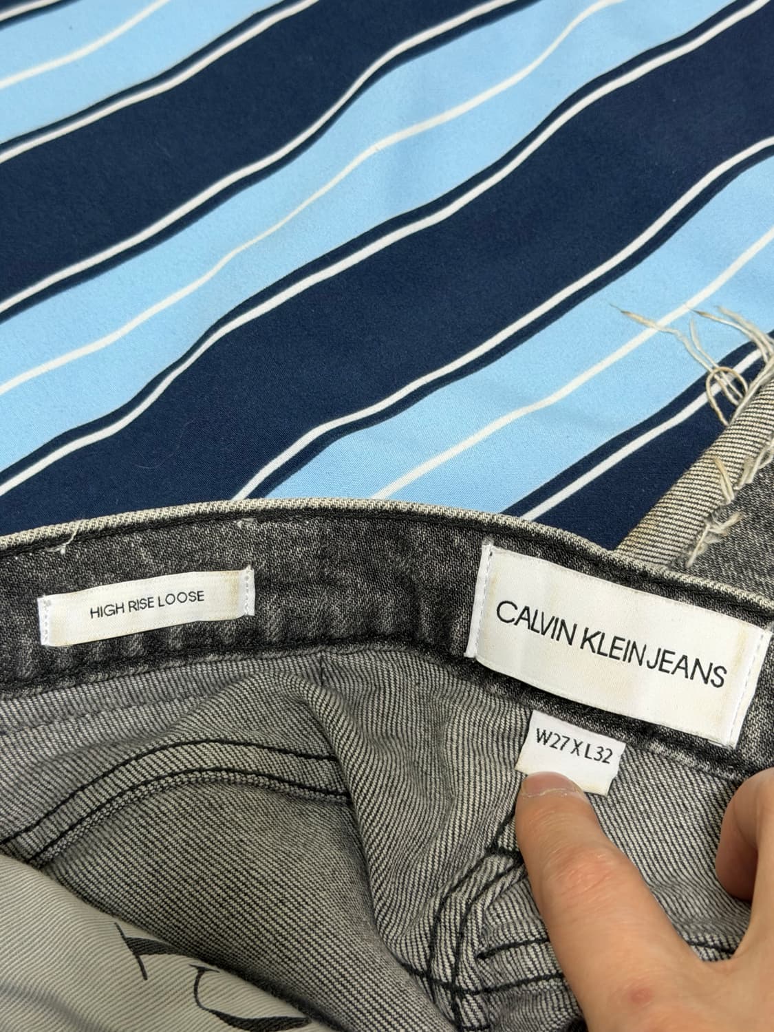 Calvin Klein CK 그레이 워시 하이라이즈 루즈 데님 상품이미지3