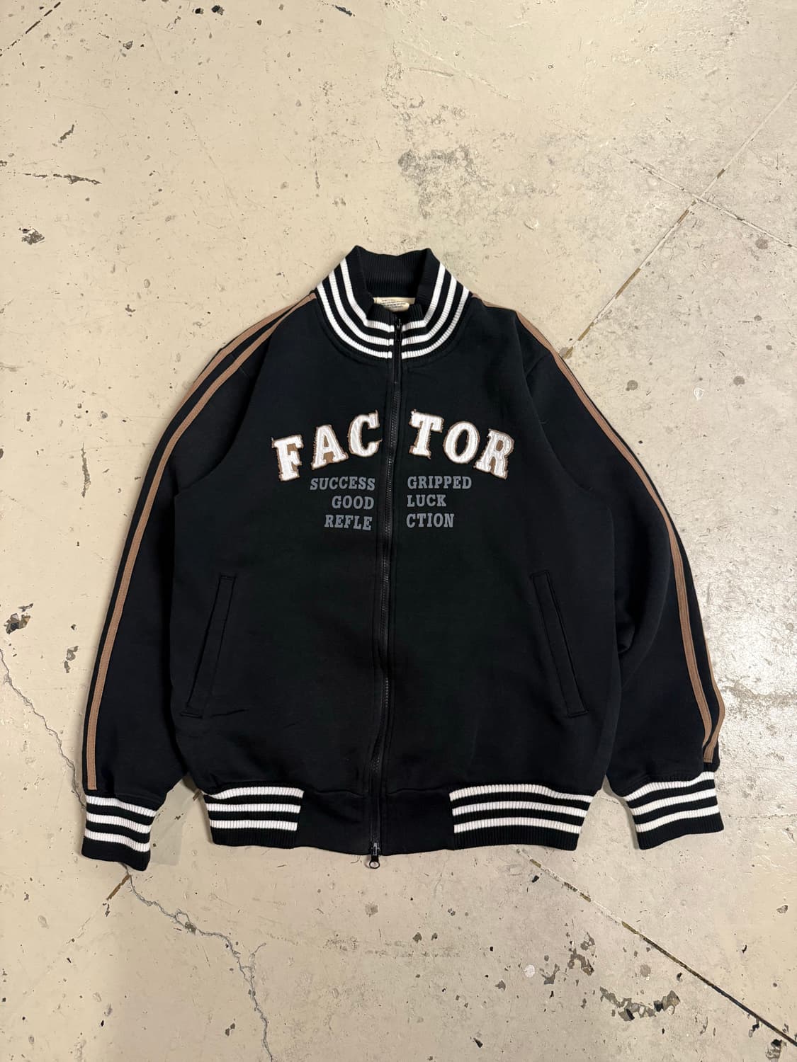 lettering point line detail 2-way zip-up 상품이미지4