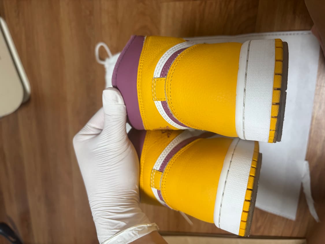 조던 1 레트로 하이 OG 유니버시티 골드 라이트 보르도 판매합니다!!! 상품이미지5