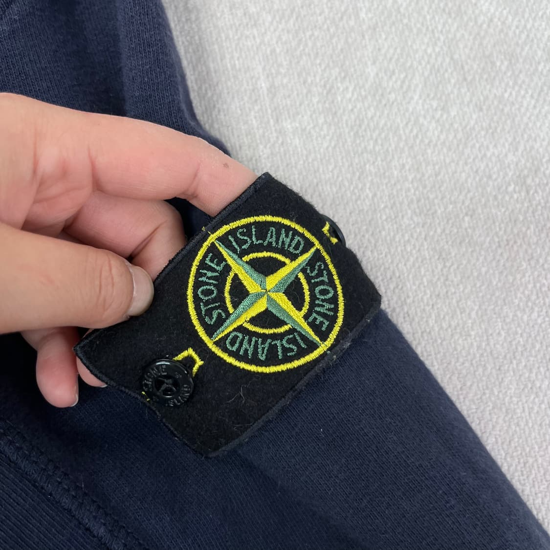 100 스톤아일랜드 20f/w 와펜 네이비 맨투맨 상품이미지3