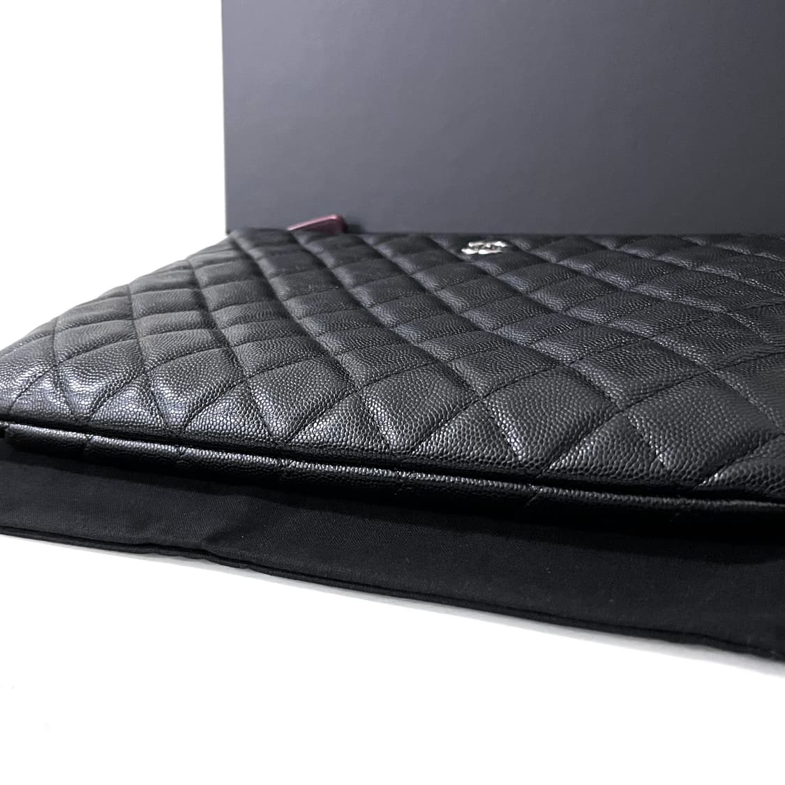 [S급/정품] 샤넬 클래식 그레인드 실버 메탈 미듐 클러치 백 상품이미지8