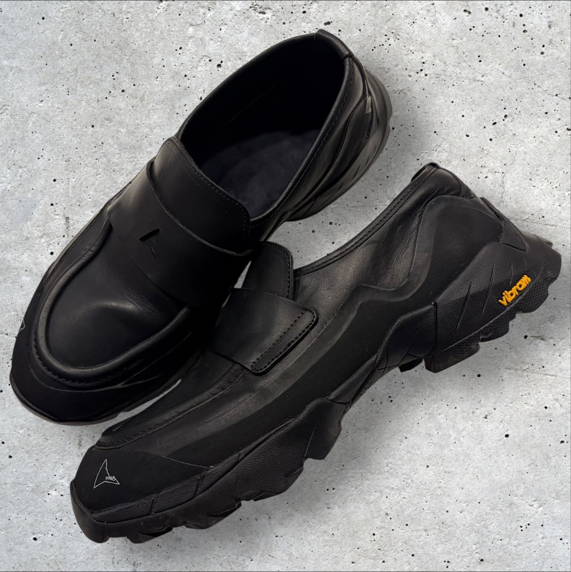[275/43] ROA 로아 하이킹 비브람 올블랙 레더 로퍼 상품이미지1