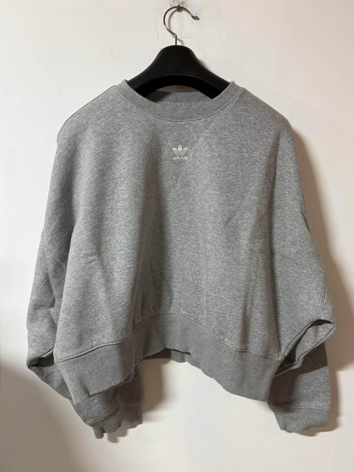 아디다스 Y2K 미니로고 그레이 크롭 맨투맨 상품이미지2