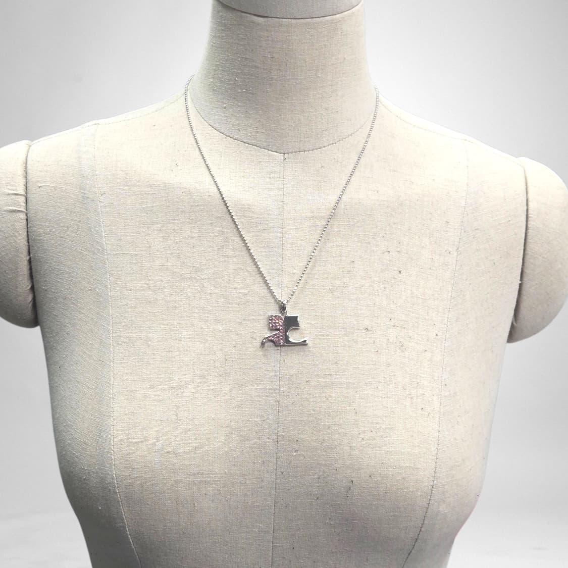 꾸레쥬 파베 로고 목걸이 상품이미지3