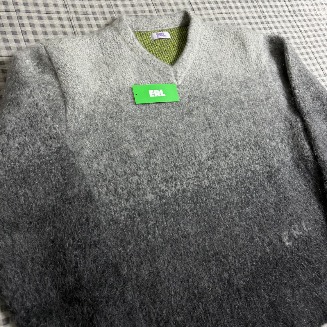 (L) ERL 이알엘 그라데이션 모헤어 브이넥 니트 그레이 상품이미지2