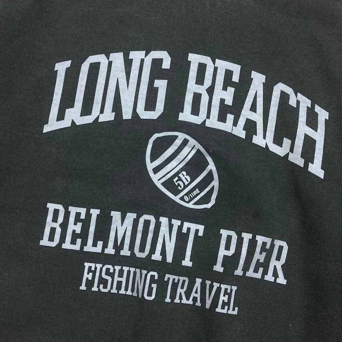 트래블 롱 비치 빅로고 차콜 피그먼트 맨투맨 상품이미지2