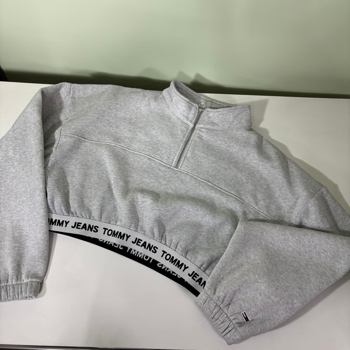 우먼FREE 타미진스 타미힐피거 그레이 반집업 크롭 맨투맨 상품이미지1