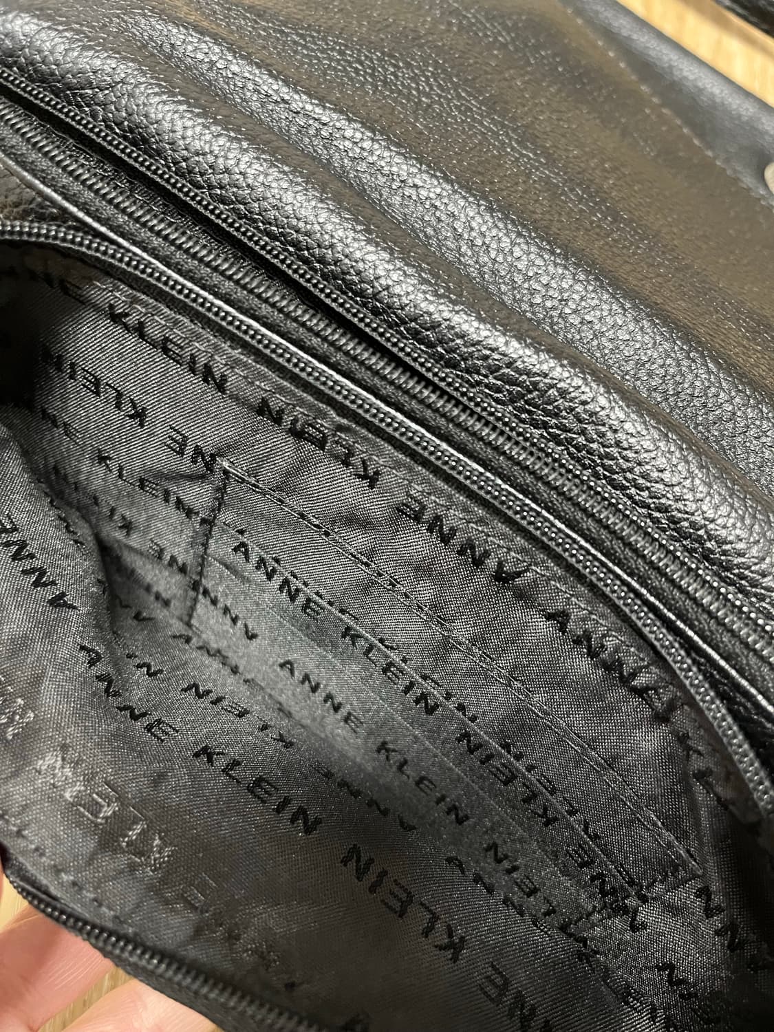 앤 클라인 스터드 소가죽 크로스백 상품이미지7