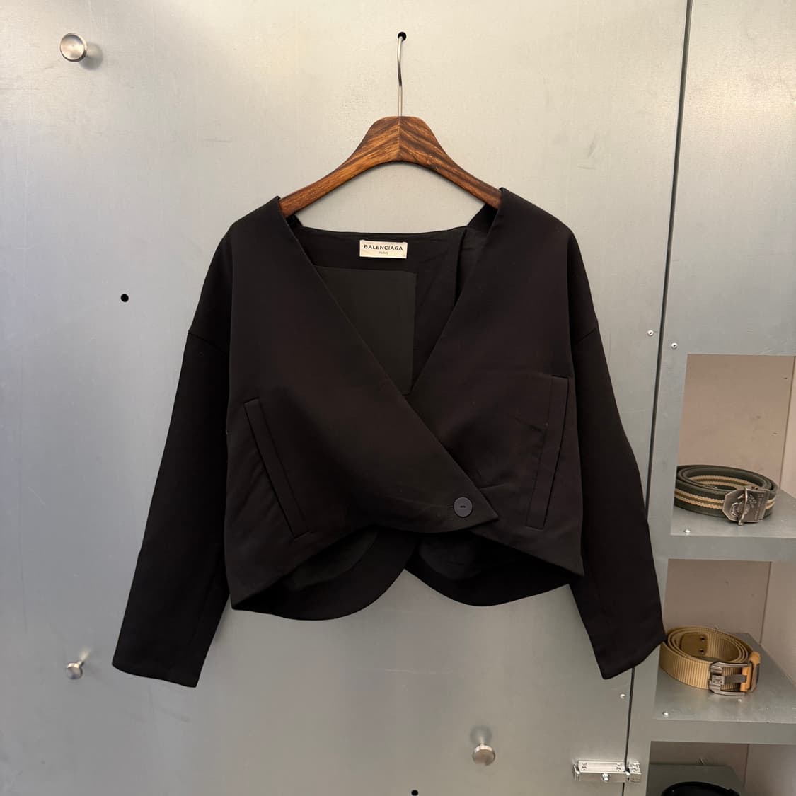 발렌시아가 13fw 크롭 랩 자켓 상품이미지1