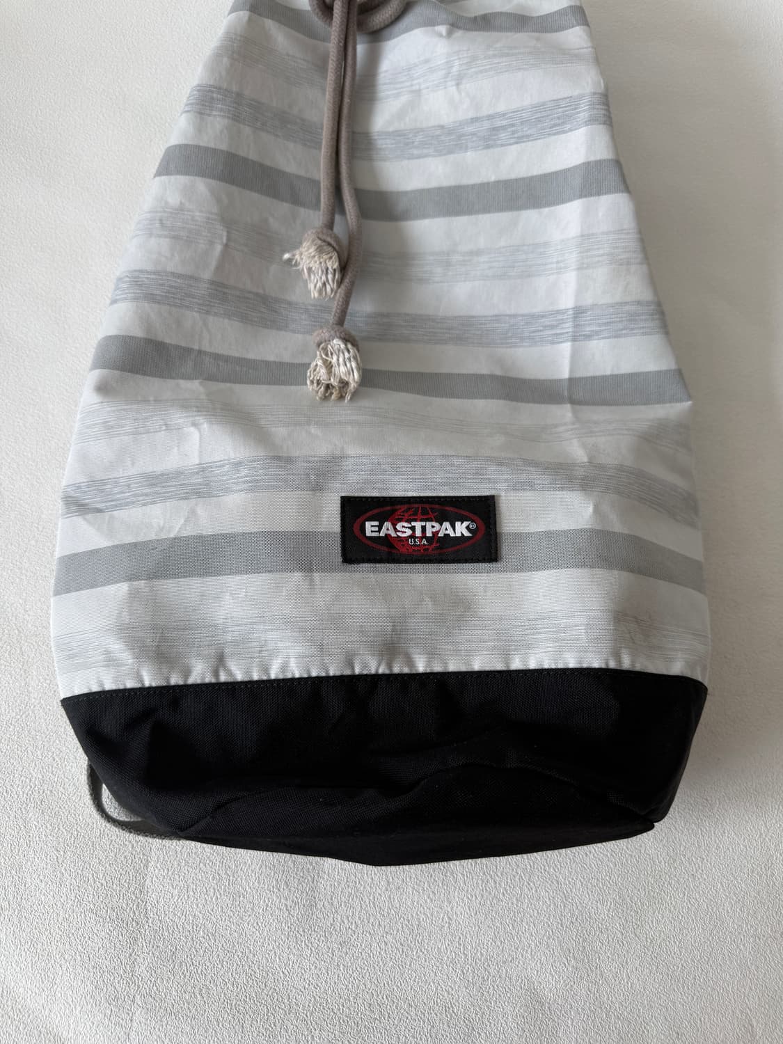 이스트팩(EASTPAK) 복조리 백팩(큰 사이즈, 어깨끈 안쪽면 묻어남) 상품이미지2