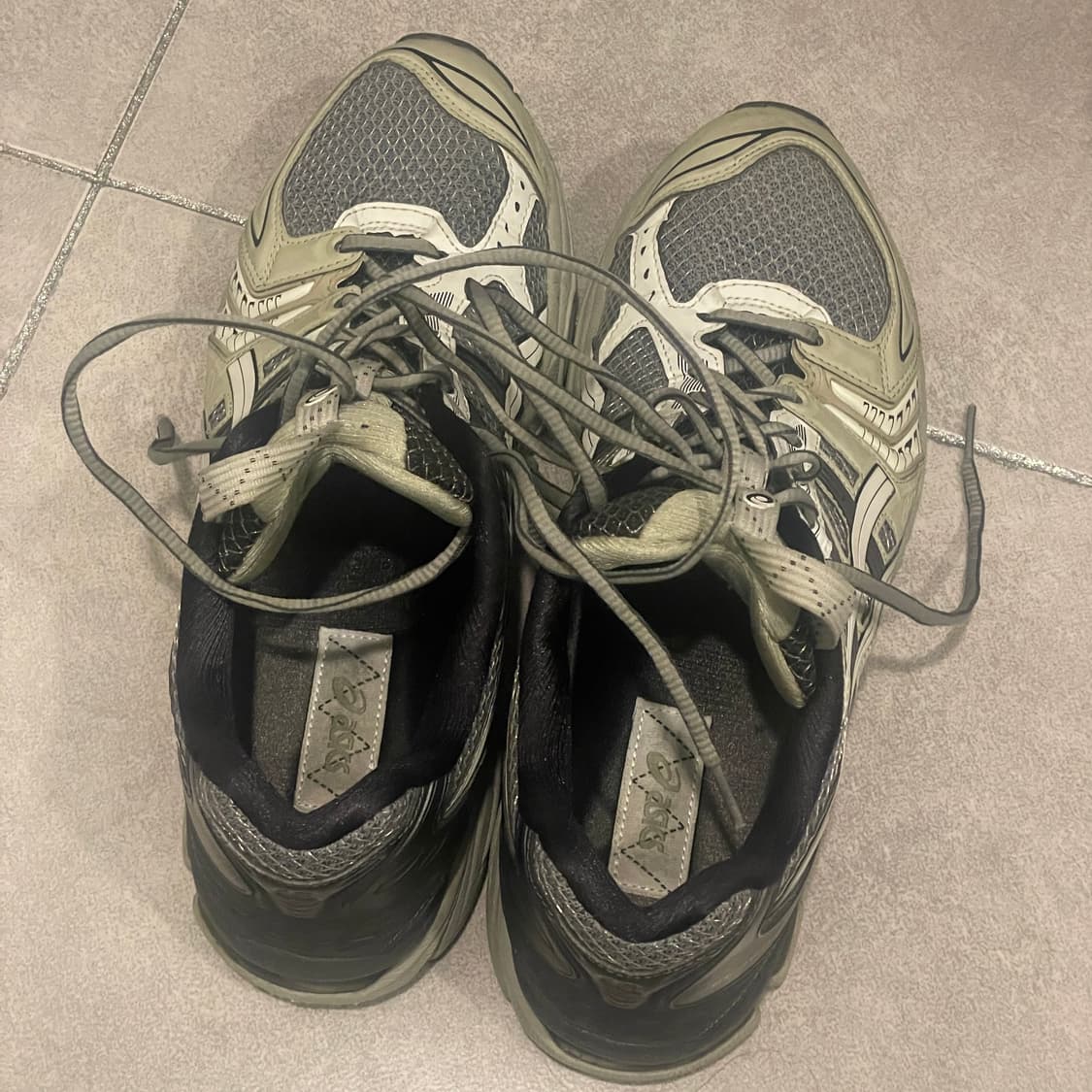 키코 아식스 젤카야노14 피그먼트그레이 280 상품이미지2