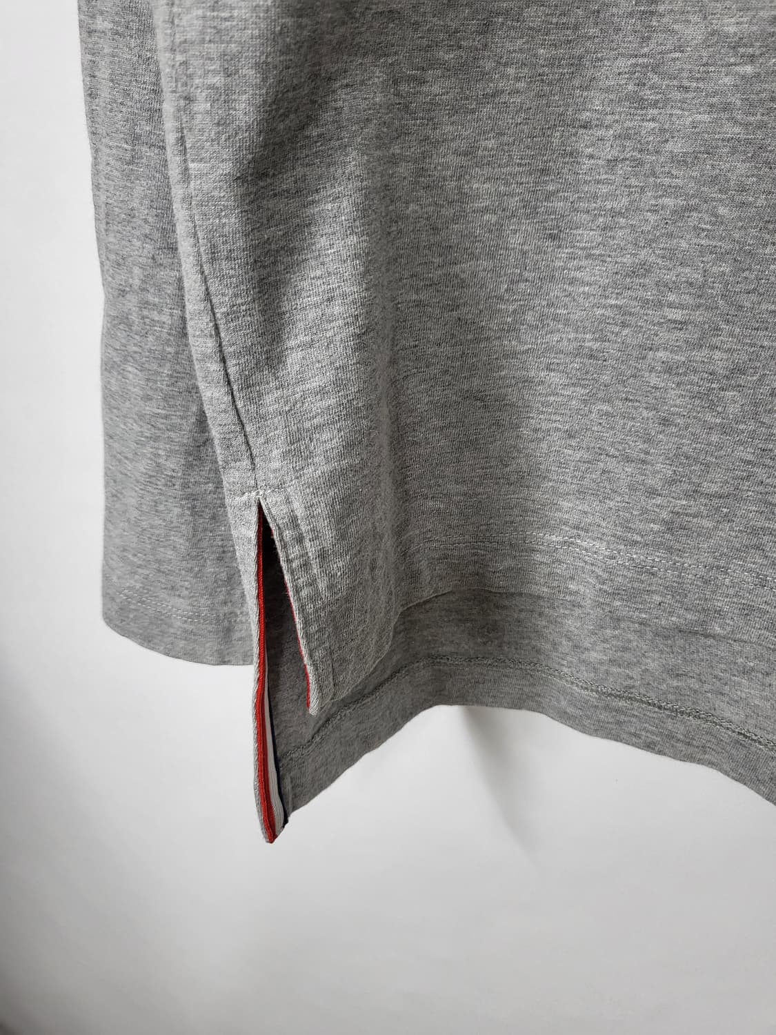 톰브라운 그레이 사이드 슬릿 롱스리브 티셔츠 (3) 상품이미지5