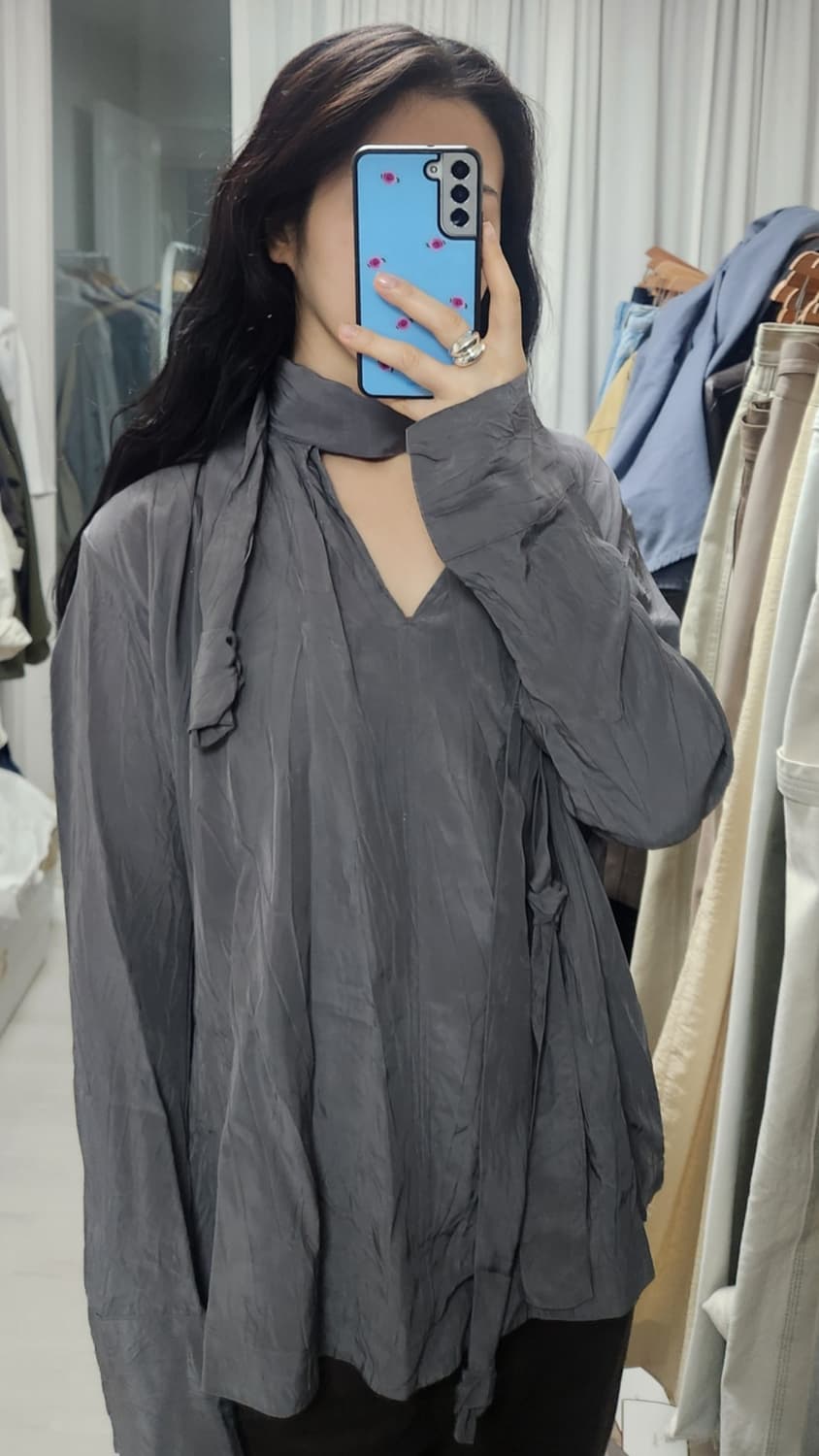 르메르 노티드블라우스 36 판매합니다. ALUMINIUM 컬러 상품이미지10