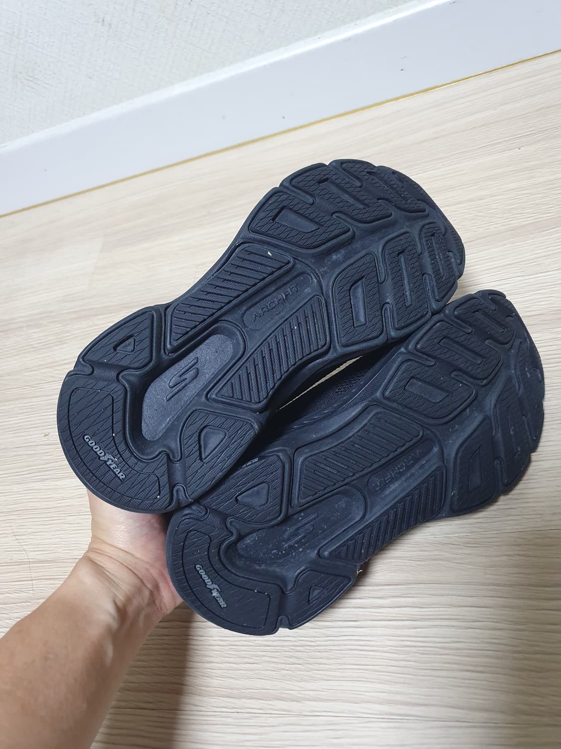 스케쳐스 맥스쿠션 아치핏 블랙 슬립온 235 상품이미지7