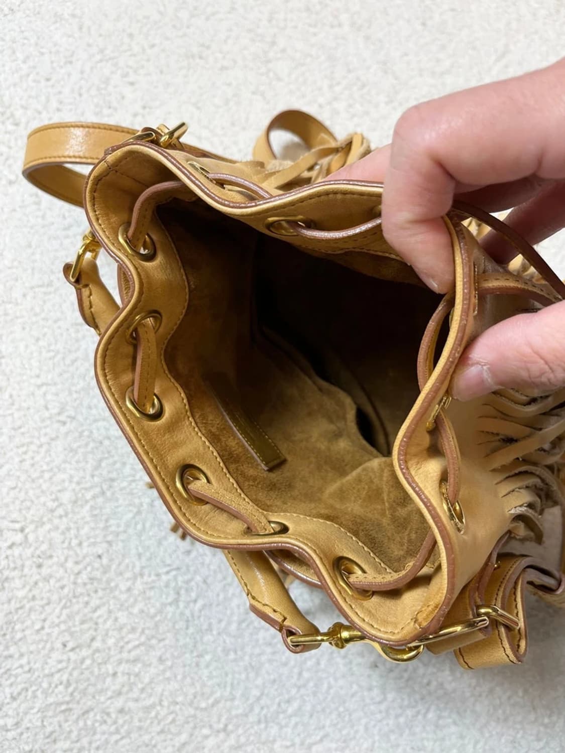 생로랑 스웨이드 엠마누엘 프린지 버킷 크로스백 A1749 상품이미지7