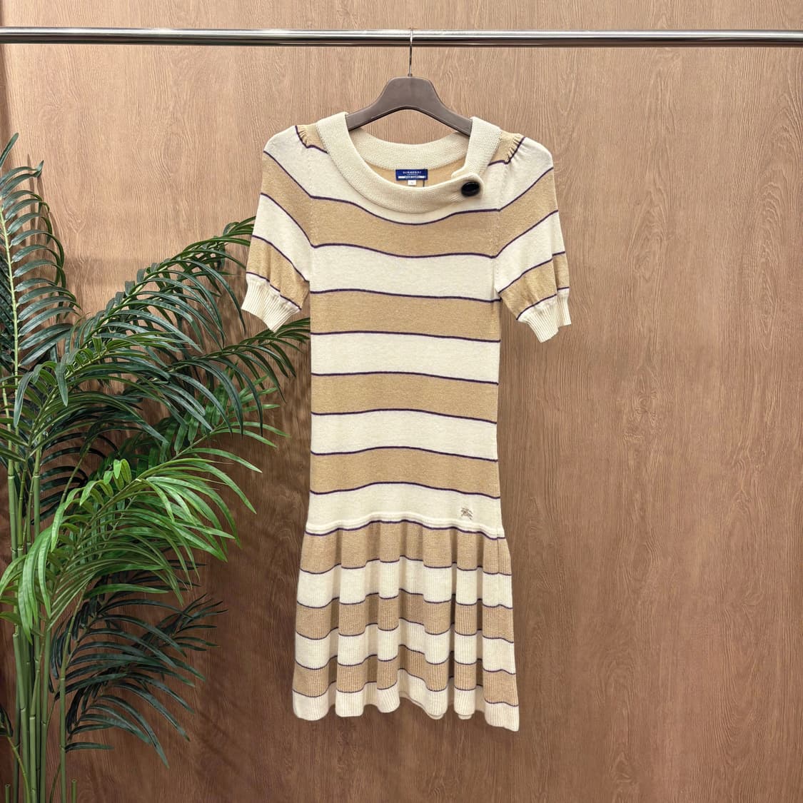 버버리 런던 니트 미디 원피스 배색 스트라이프 버튼 넥 디테일 베이지 상품이미지1
