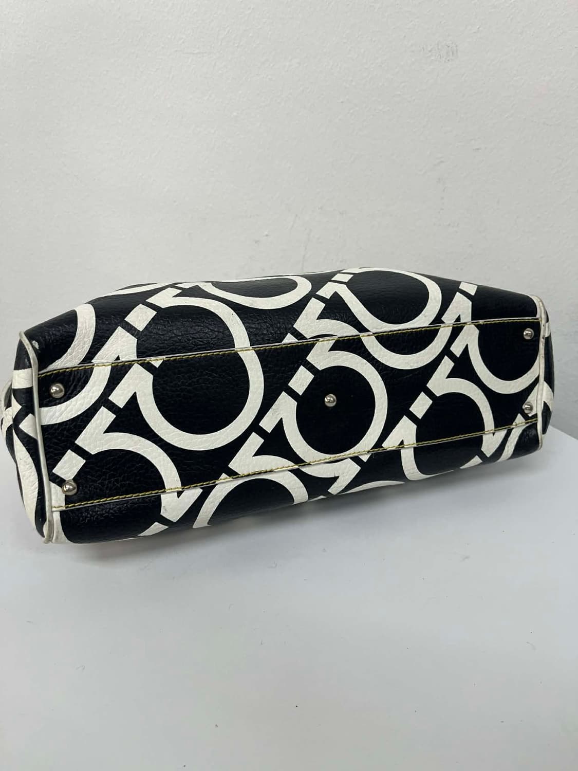 살바토레 페라가모 간치니 모노그램 가죽 숄더 토트백 상품이미지5