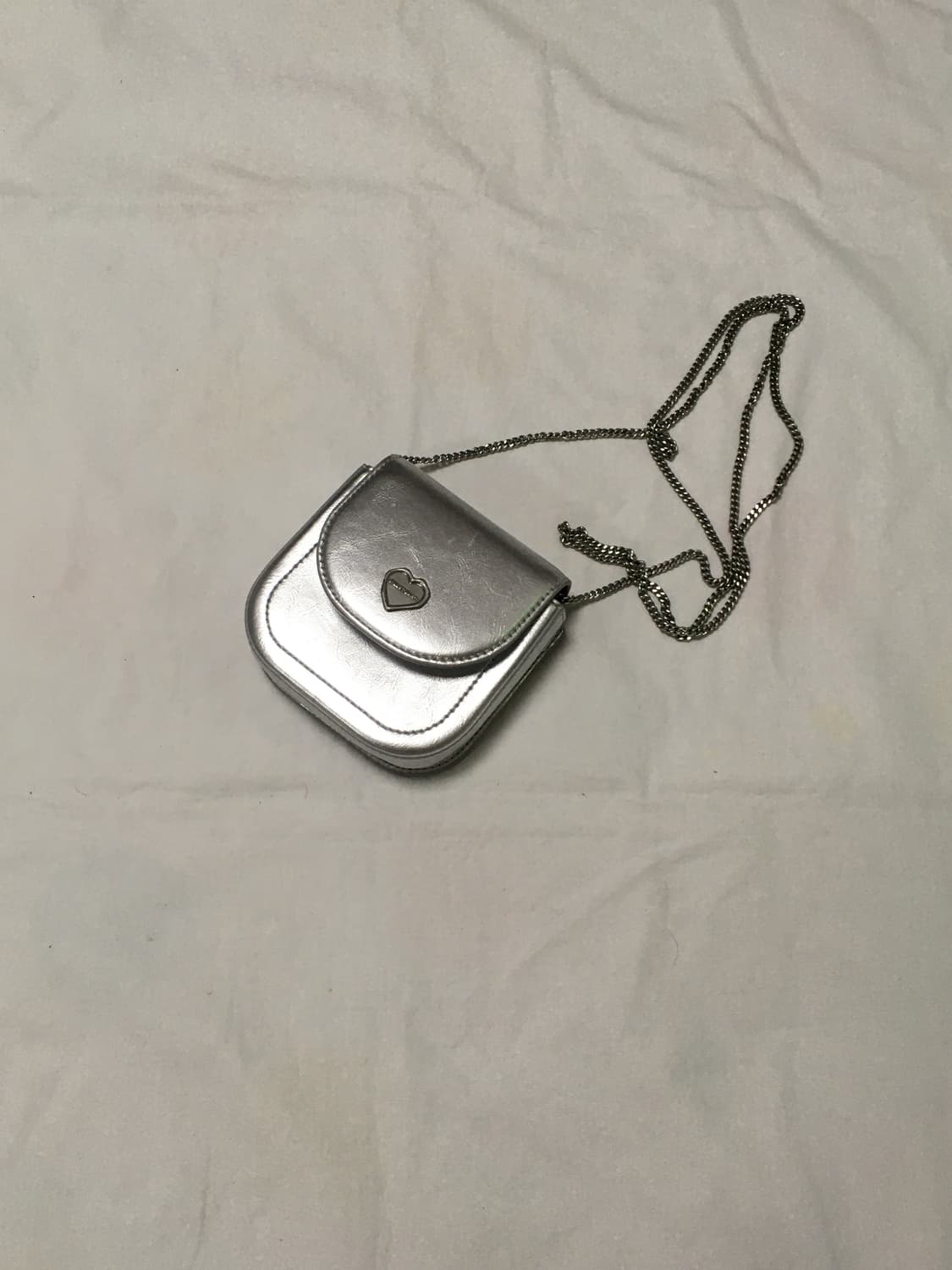 질스튜어트 하트 로고 미니 크로스백 실버 상품이미지1