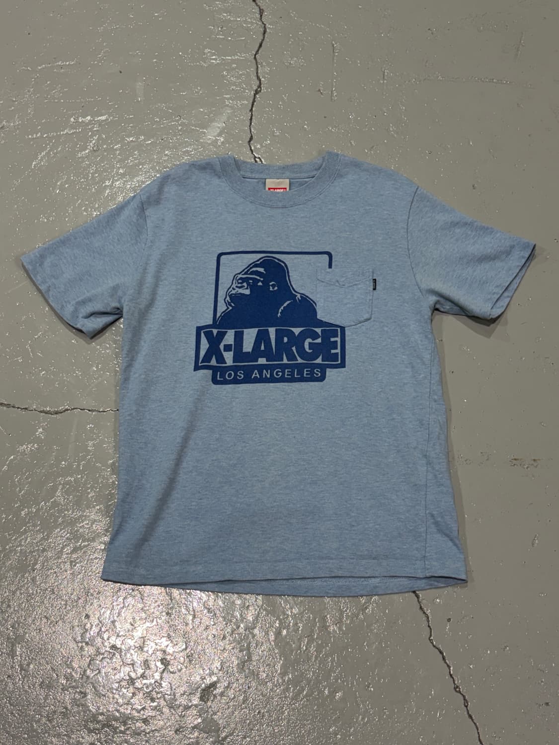 엑스라지(XLARGE) 라이트 블루 포켓 티셔츠 상품이미지1