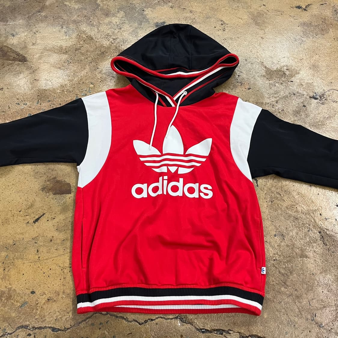 아디다스 배색 레드 블랙 후드티 95 상품이미지3