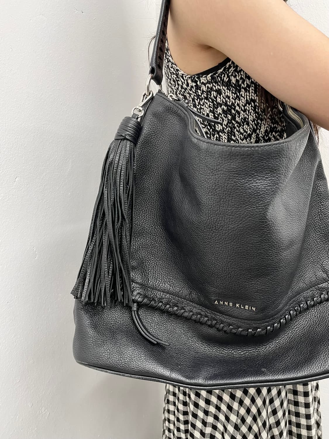 앤클라인 블랙 레더 태슬 호보백 상품이미지2