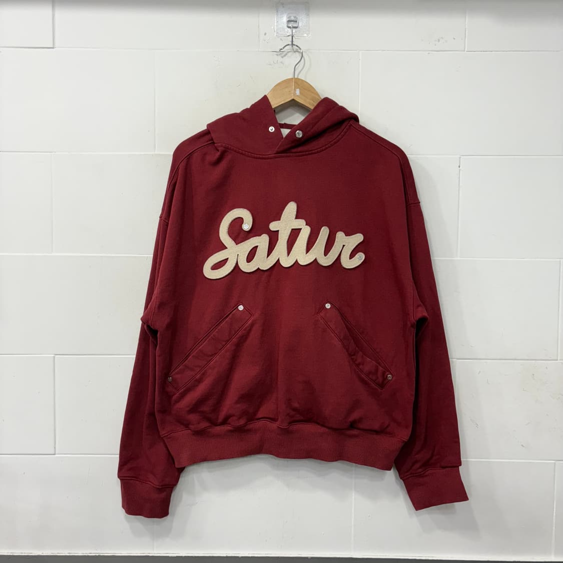 세터 루고 아플리케 리벳 후드티 상품이미지1