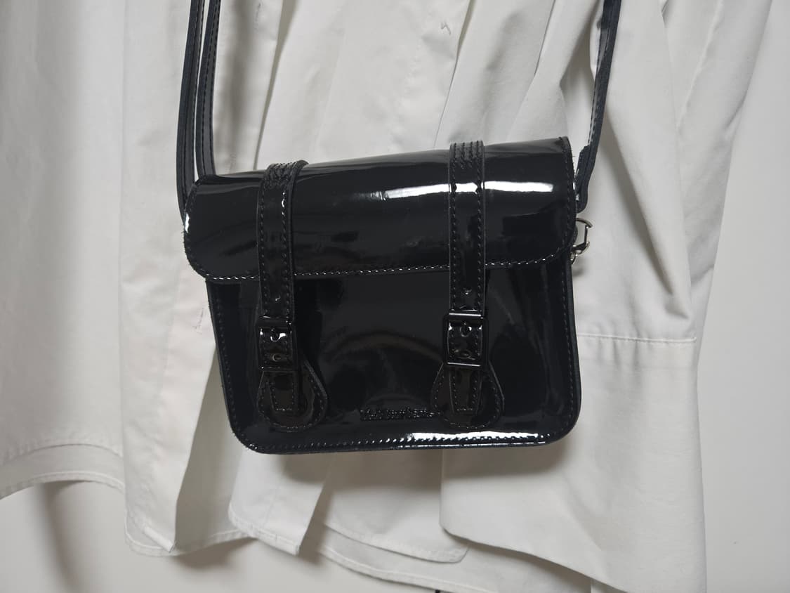 닥터마틴 7인치 올블랙 페이턴트 사첼백 상품이미지7