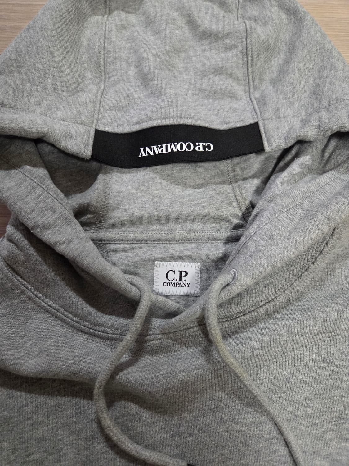 C.P컴퍼니 렌즈 와펜 후드 티셔츠 (M 그레이) 상품이미지6
