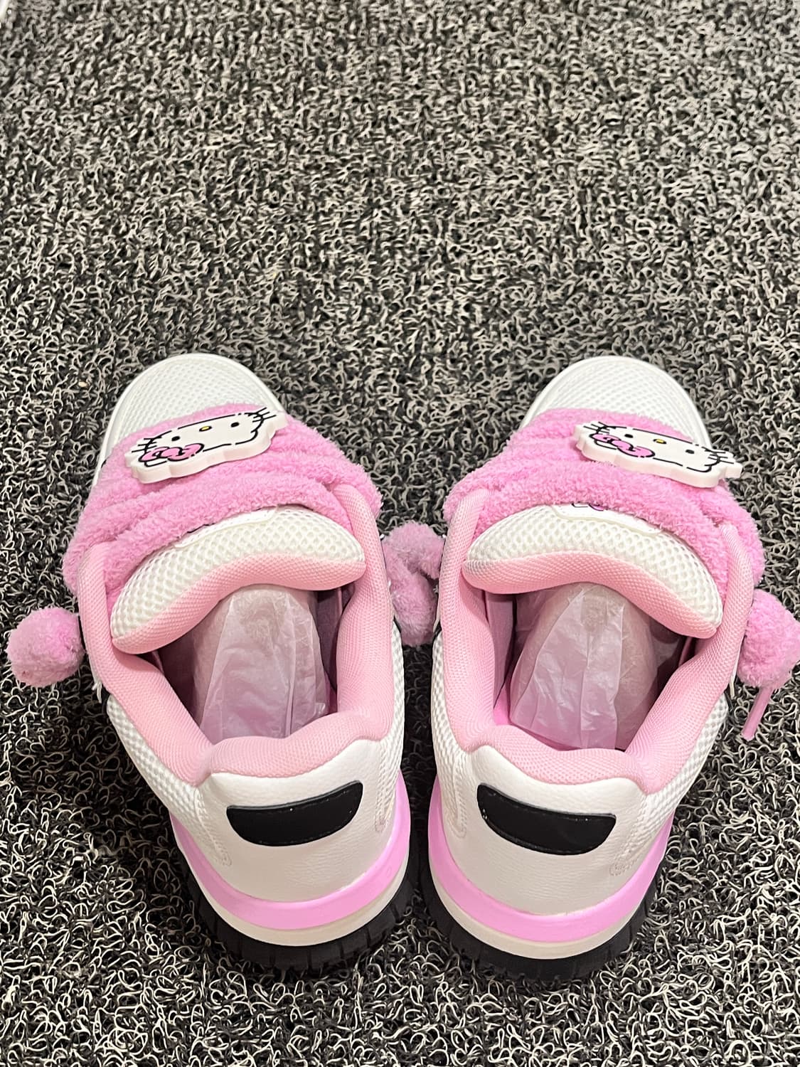 버쉬카 헬로키티 50주년 콜라보 스니커즈 운동화 240 37 사이즈 상품이미지3