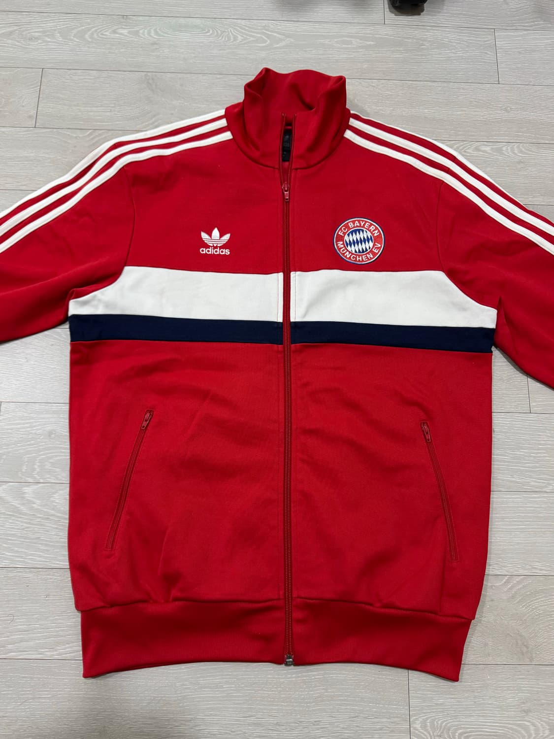 아디다스 바이에른 뭰헨 자수 로고 트랙탑  상품이미지3