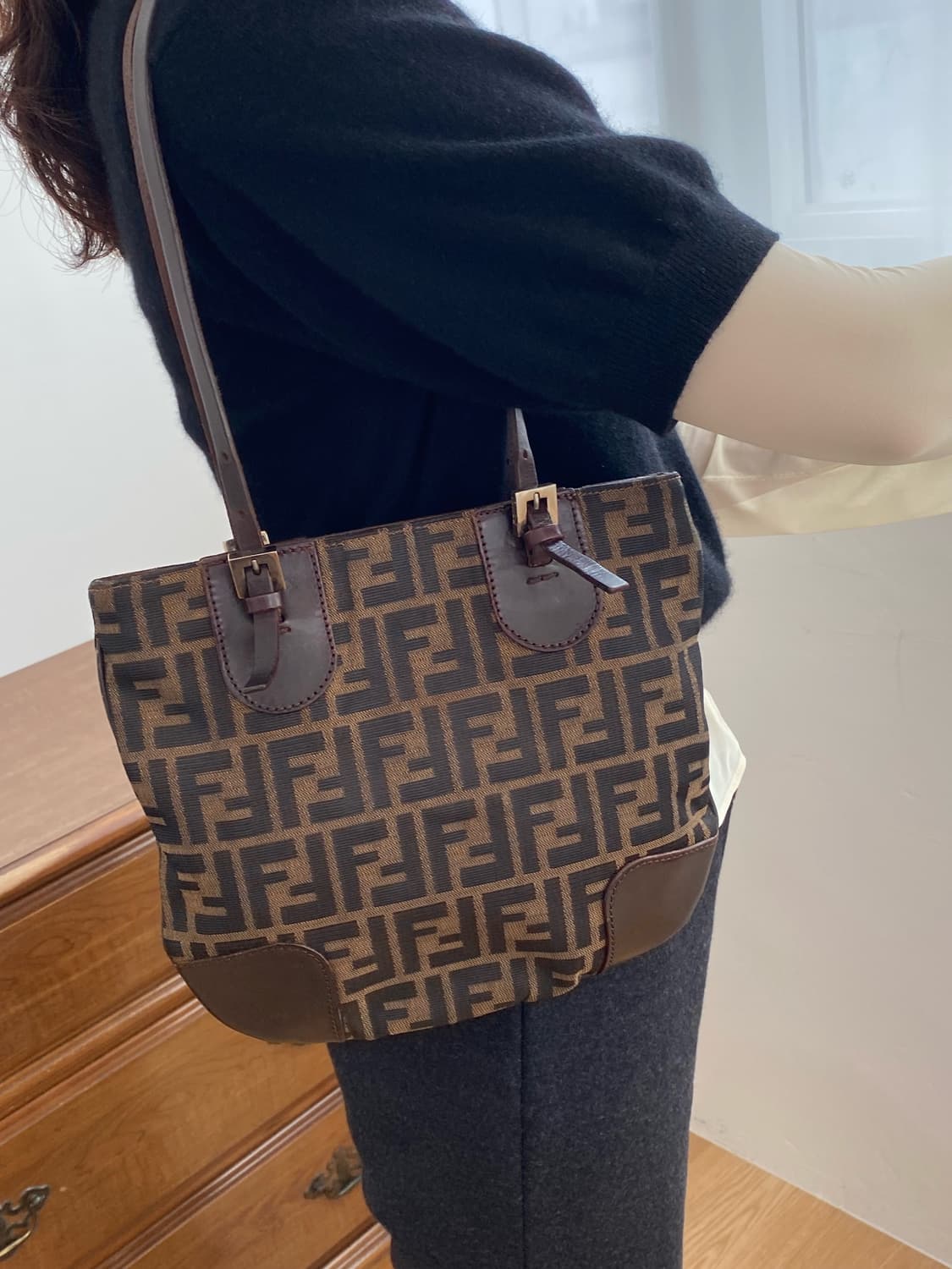 펜디 주키노 FF 로고 캔버스 숄더백 상품이미지2