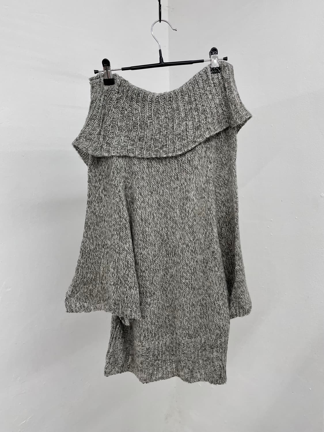 그레이 오프숄더 여리 니트 🩶 상품이미지5