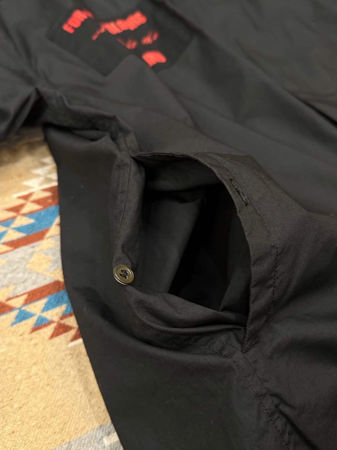 [5] 언더커버 랜덤 프린트 패치 셔츠 블랙 25SS 상품이미지4