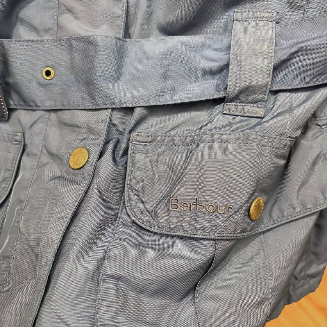 바버 야상 자켓 견장 멀티 포켓 로고 자수 벨트 디테일 레귤러핏 블루 상품이미지6