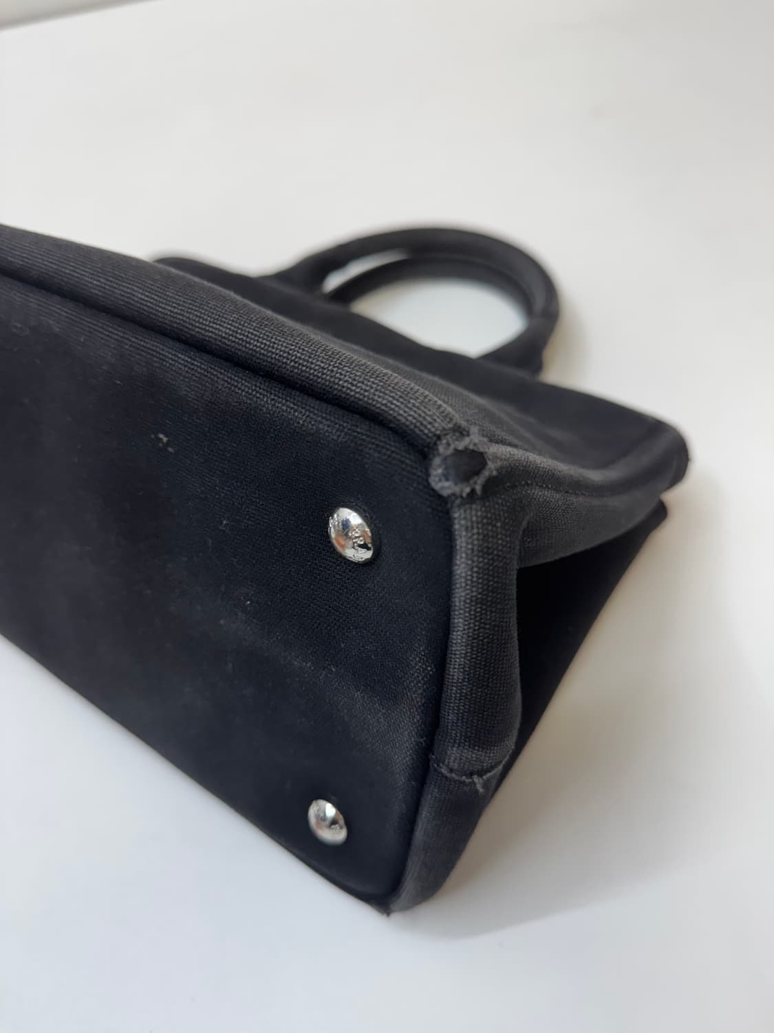 Prada 프라다 엠보스드 로고 캔버스 토트백 상품이미지9