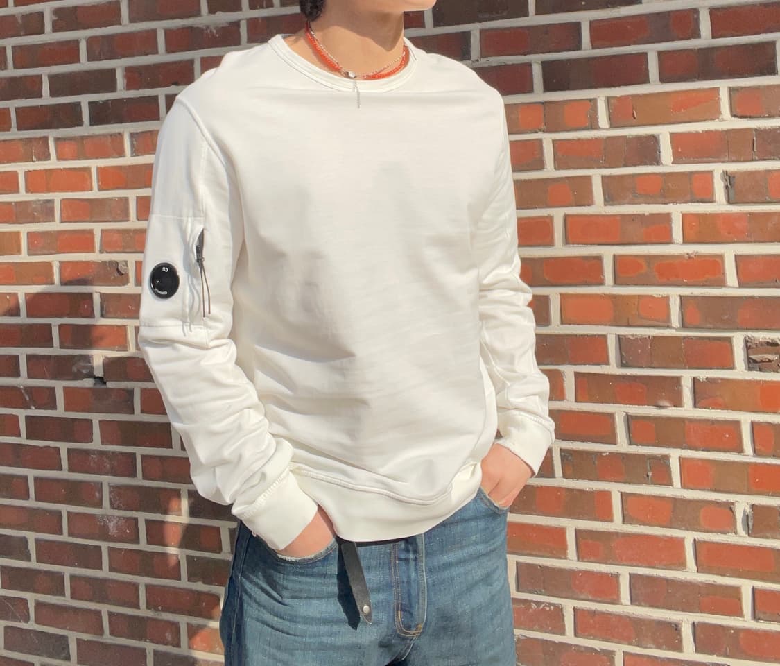 cp컴퍼니 렌즈 포켓 화이트 스웻셔츠  상품이미지1