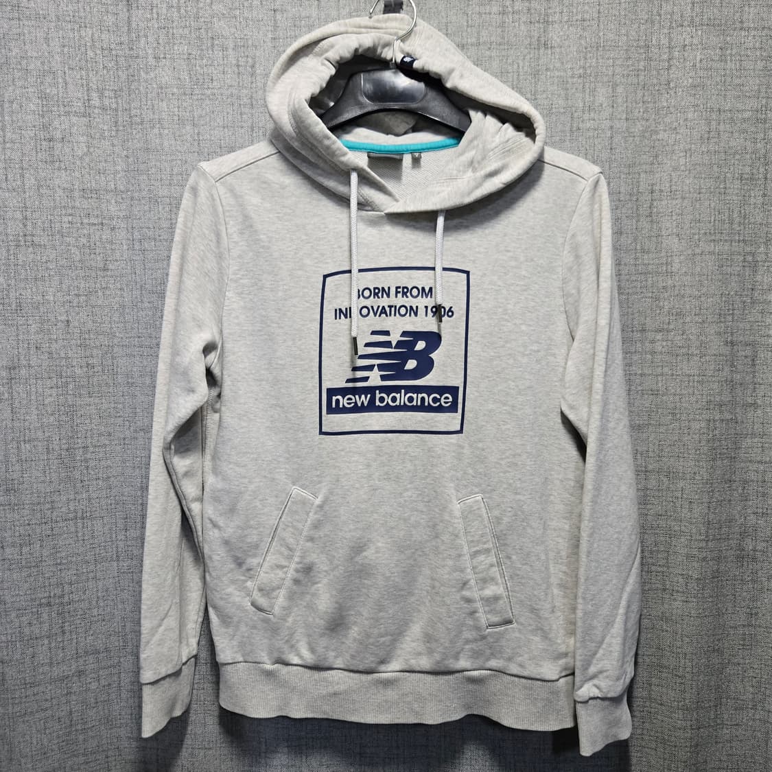 뉴발란스 로고 후드티 그레이  상품이미지1