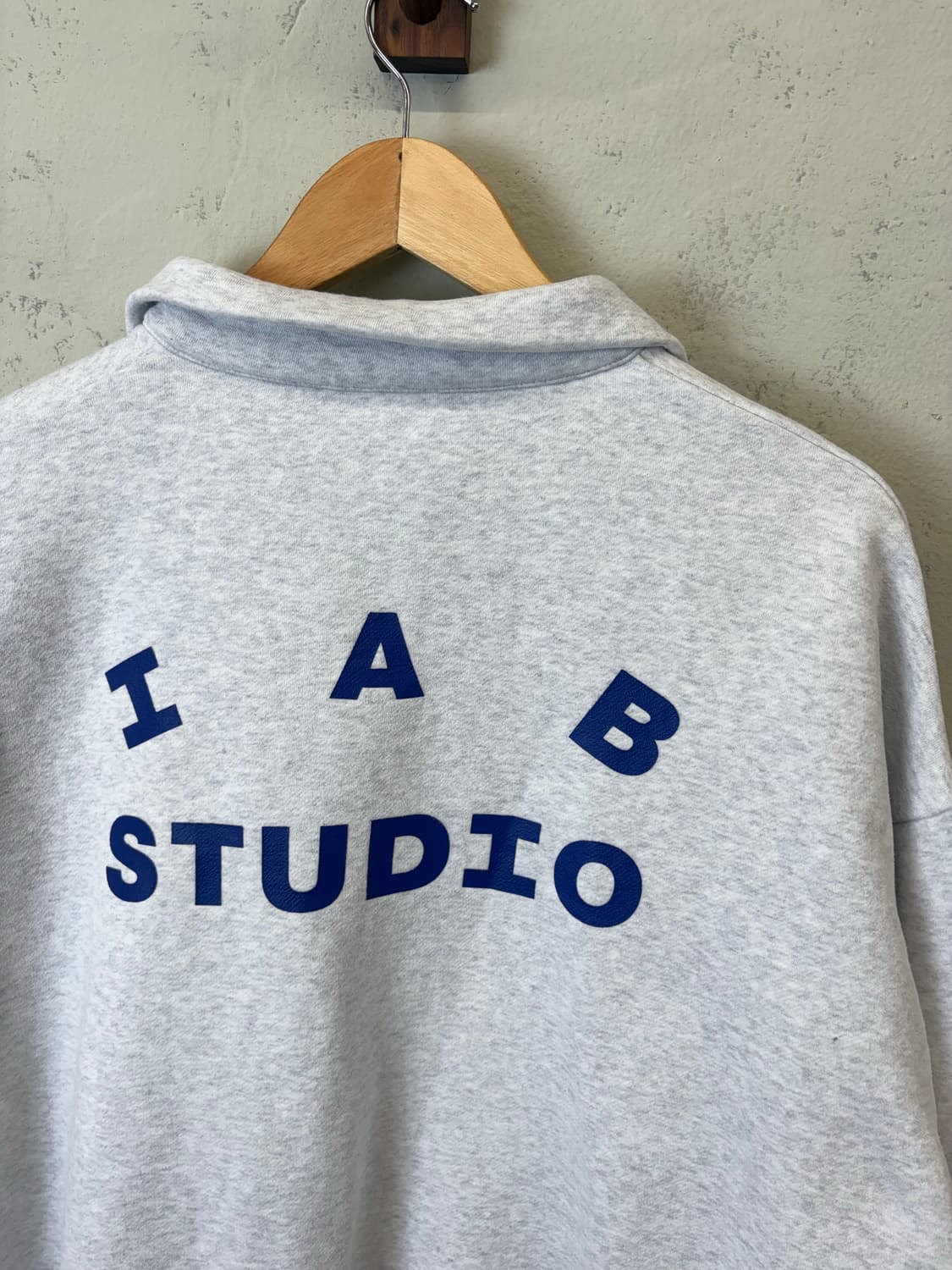 IAB STUDIO 아이앱스튜디오 라이트 그레이 하프집업 상품이미지3