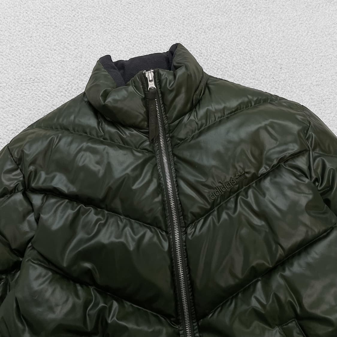 아디다스 어센틱 다운 패딩 카키 상품이미지3