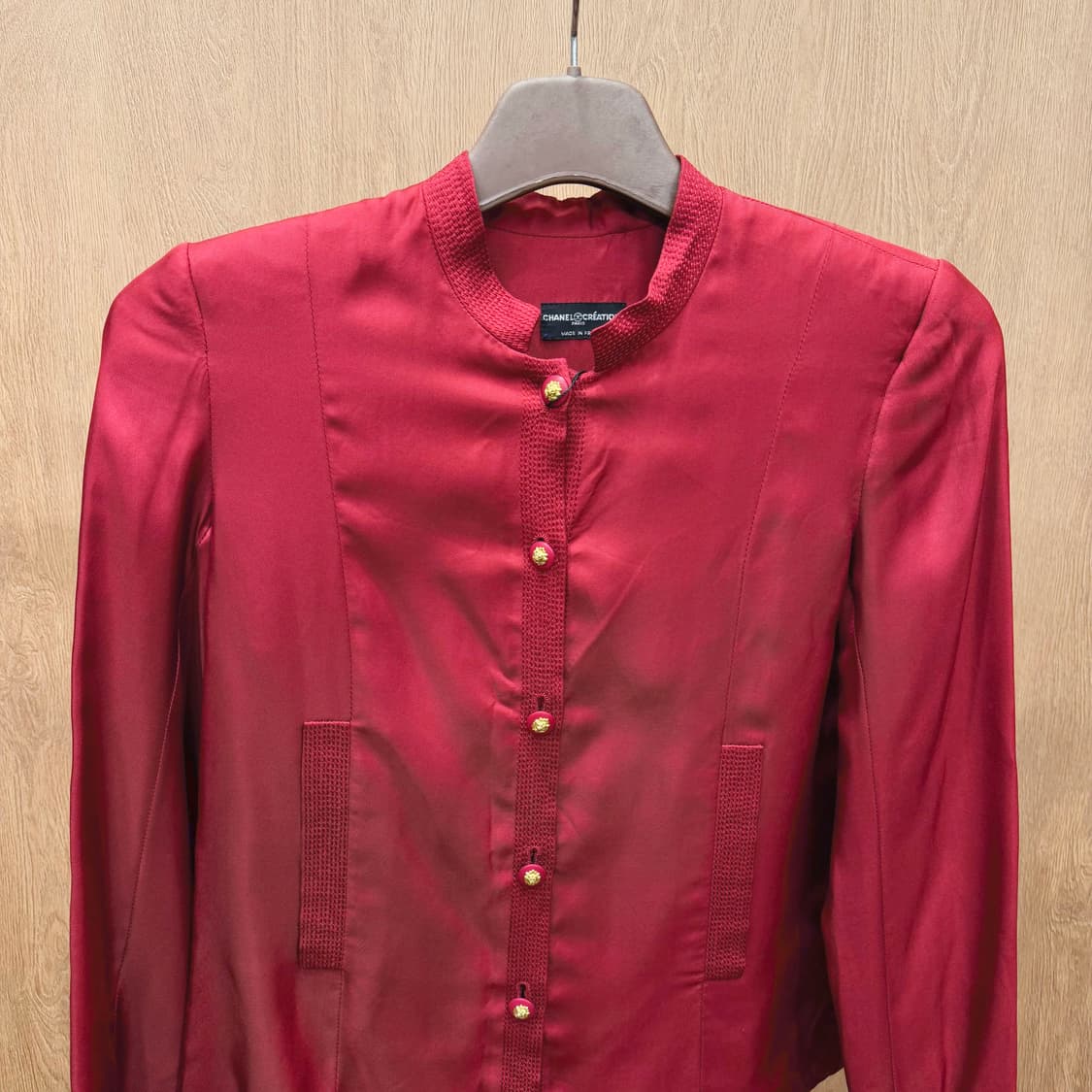 샤넬 실크 노카라 자켓 A라인 스커트 셋업 골드 버튼 플리츠 디테일 레드 상품이미지4